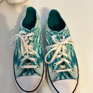 Blue tie dye converse